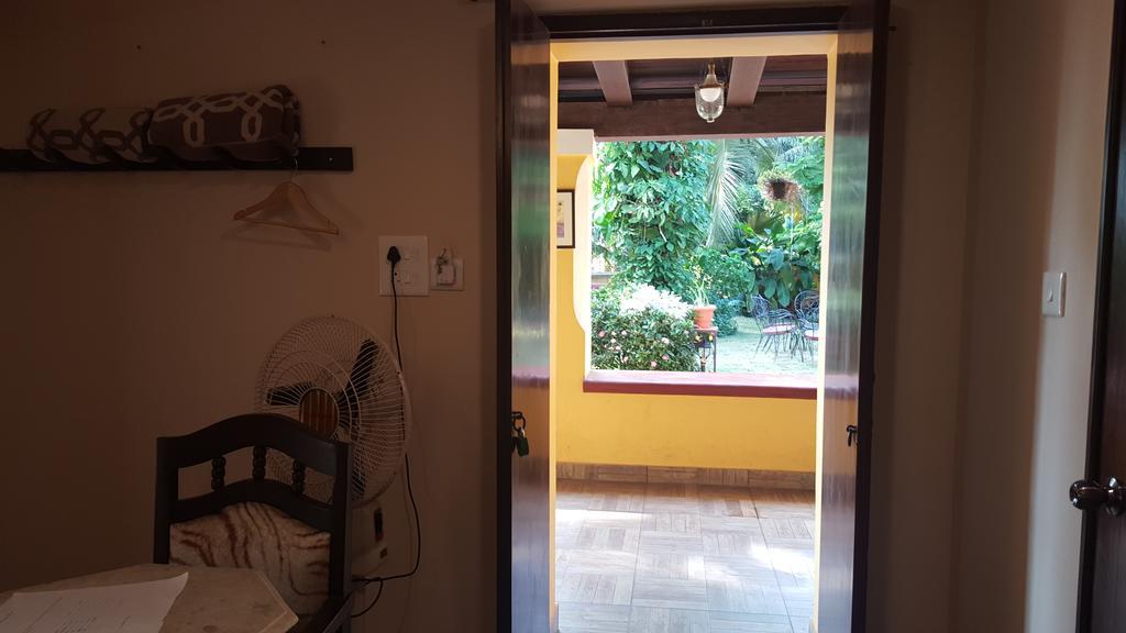 Casa Menezes - A Heritage Goan Homestay Bambolim Oda fotoğraf