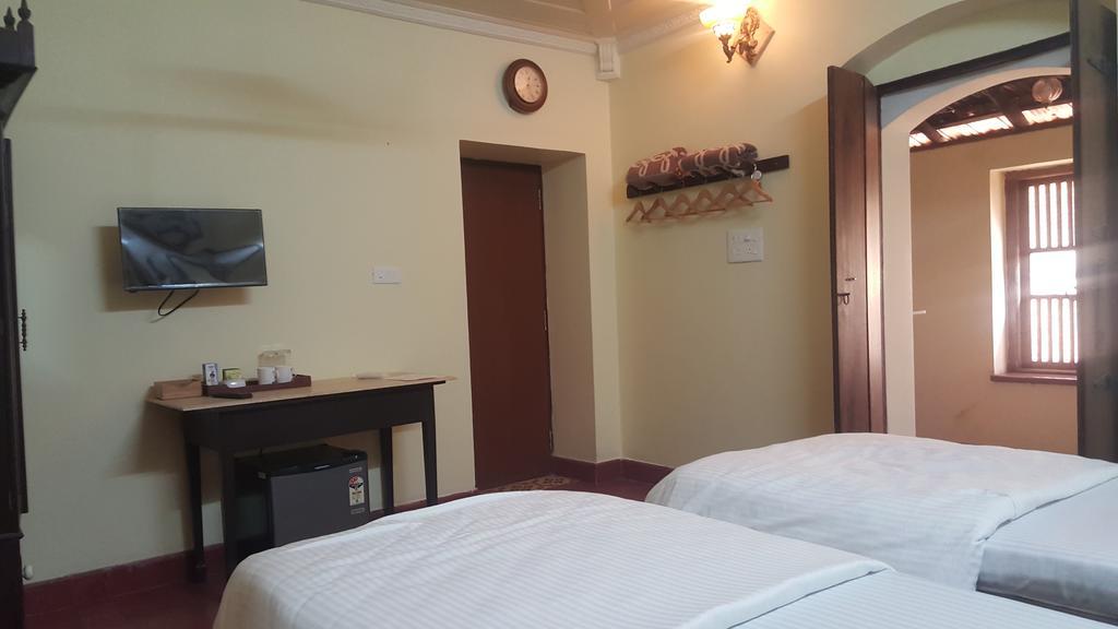 Casa Menezes - A Heritage Goan Homestay Bambolim Oda fotoğraf