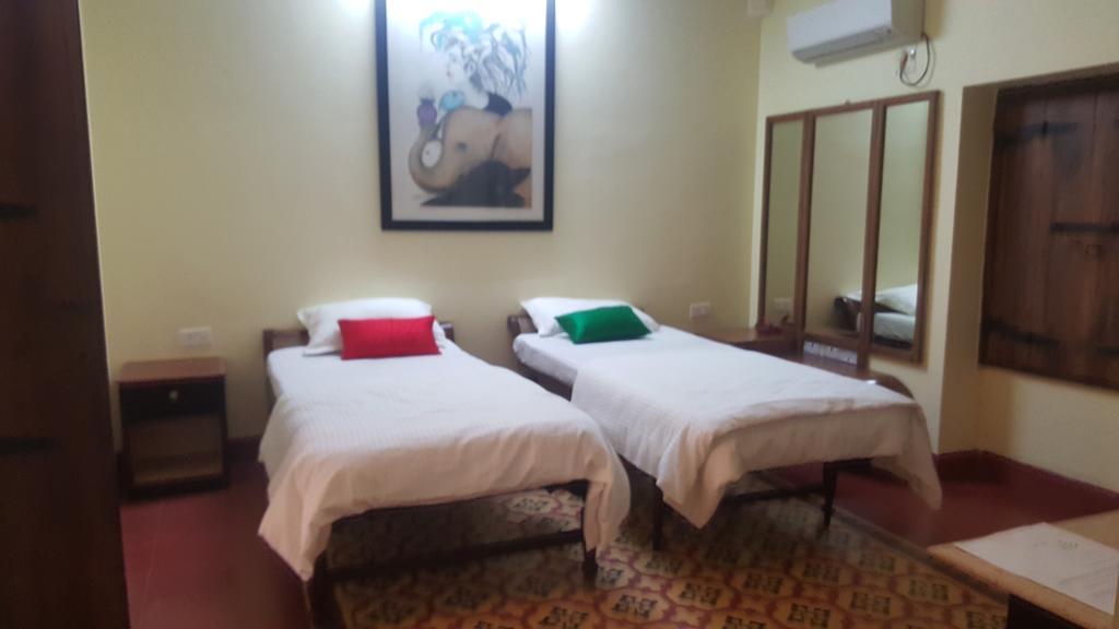 Casa Menezes - A Heritage Goan Homestay Bambolim Oda fotoğraf
